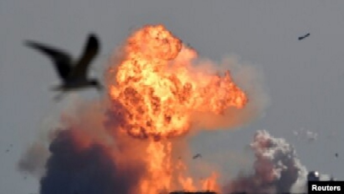 Pesawat antariksa milik SpaceX, Starship SN9, meledak setelah uji terbang dari fasilitas pengujian di Boca Chica, Texas, Senin, 2 Februari 2021. (Foto: Gene Blevins/Reuters)