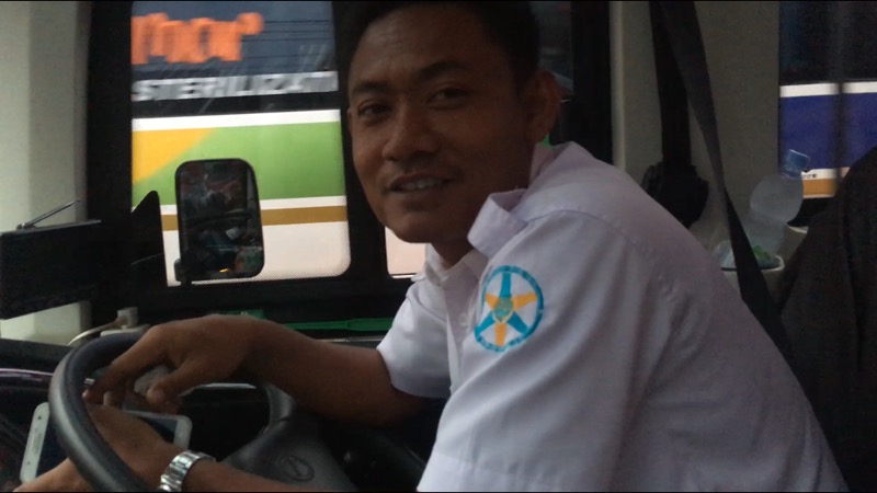 Agus, pengemudi bus KYM Trans asal Solo, Jawa Tengah. Foto: BeritaTrans.com