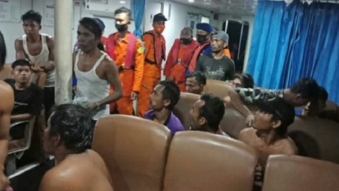 Sebanyak 19 ABK KM Rejeki Indah Sari GT 30 dievakuasi petugas menuju KM Nakula milik Basarnas. (Foto: Antara/Istimewa).