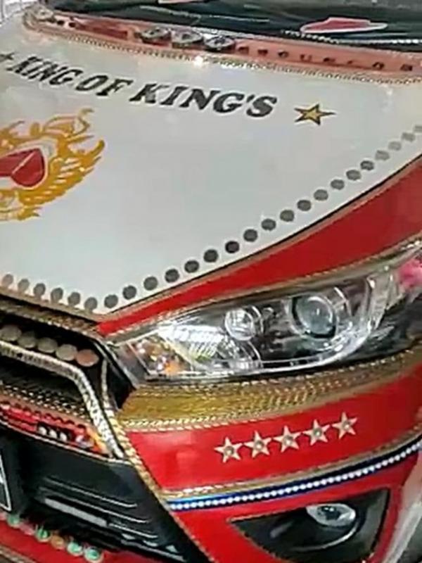 Penampakan mobil sultan berlapis emas berlian.