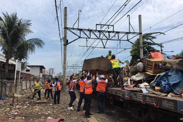 Penertiban kawasan jalur Kereta api. (Istimewa)