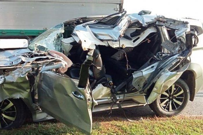 Mitsubishi Pajero Sport rusak parah setelah hajar truk di depannya