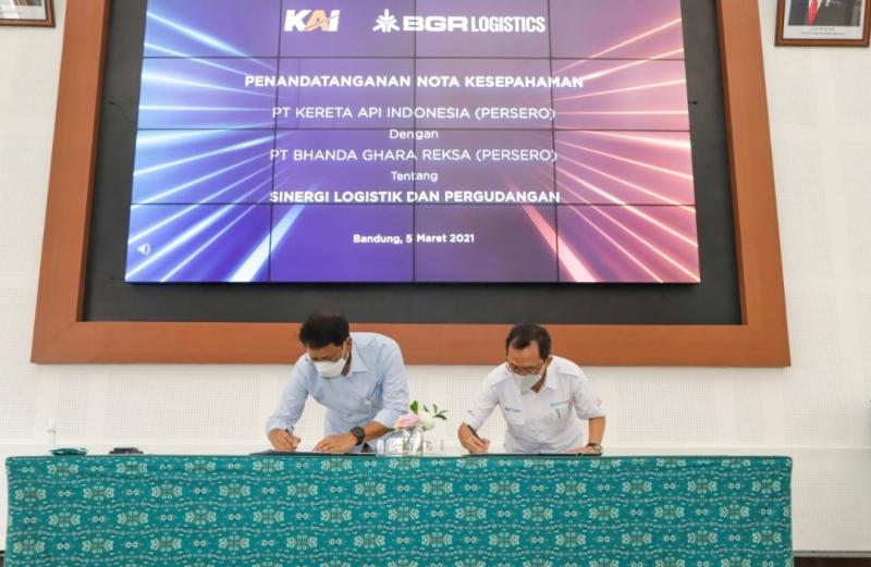 Penandatanganan MoU oleh Direktur Utama KAI Didiek Hartantyo dan Direktur Utama BGR M. Kuncoro Wibowo di Kantor Pusat KAI, Bandung, Jumat (5/3/2021).