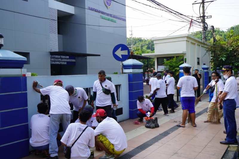 Program Padat Karya di Pelabuhan Tanjung Perak (Hubla)