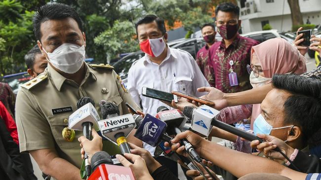 Wagub DKI Jakarta Ahmad Riza Patria meminta ASN tetap masuk kerja pada Jumat (12/3).