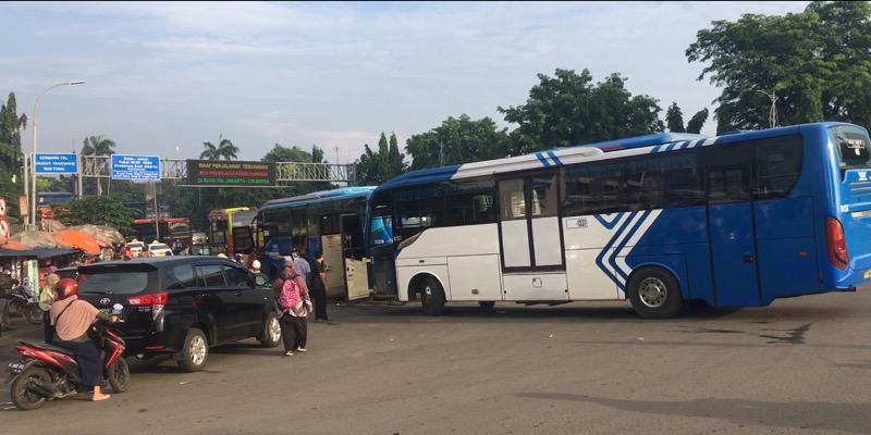 Bus Kota tengah menunggu penumpang di depan Gerbang Tol Bekasi Timur, Jumat (5/3/2021). Foto: BeritaTrans.com
