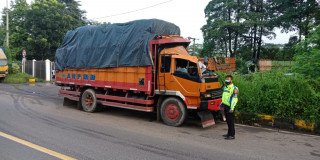 Truk yang menabrak mobil korban. Foto: Ayobandung.com