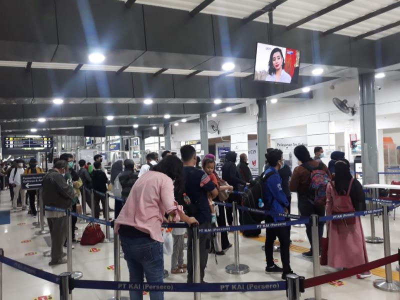 Calon penumpang KA antre tes GeNose dan Antigen di Stasiun PasarSenen, Jumat (5/3/2021) sore. Foto: BeritaTrans.com dan Aksi.id.