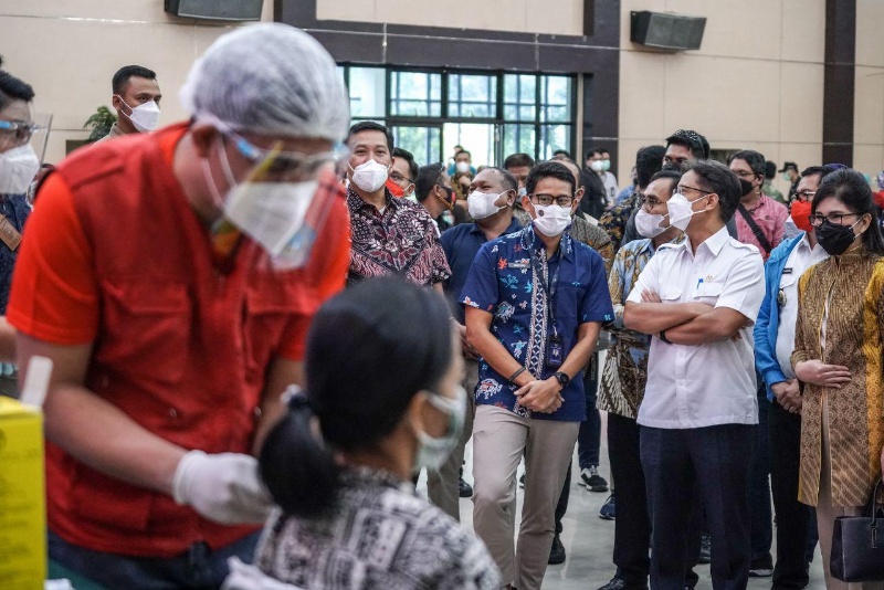 Menparekraf menyaksikan pemberian vaksin bagi pelaku parekraf (Kemenparakraf)