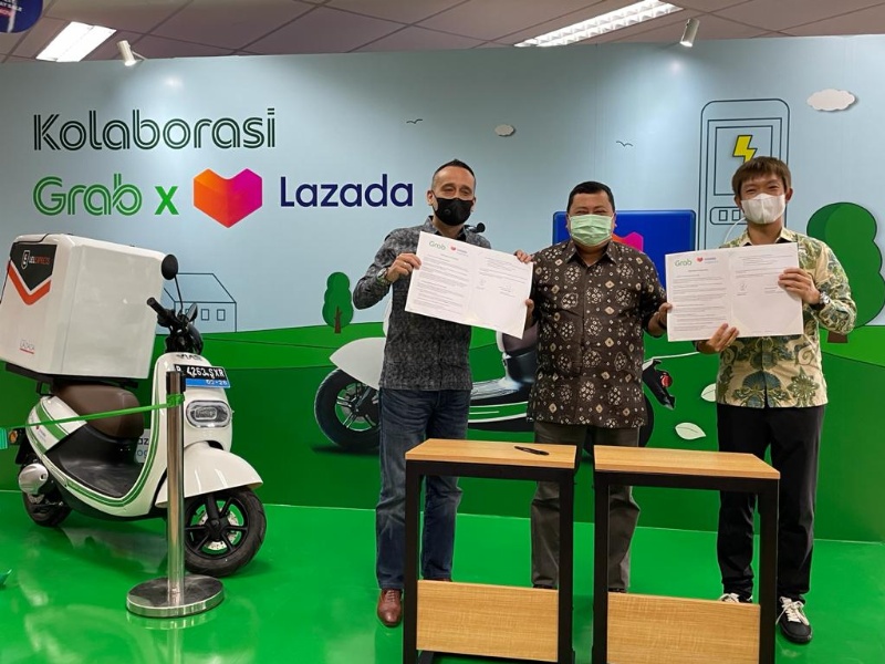 Teken kerja sama Grab dan Lazada disaksikan Direktur Angkutan Jalan Ahmad Yani di Jakarta, Jumat (5/3/2021)