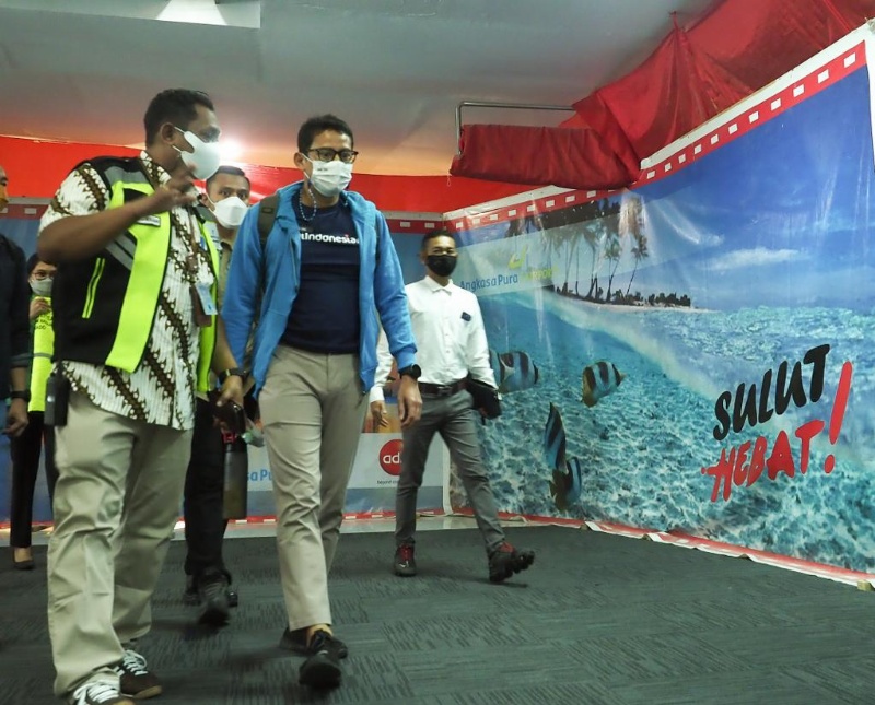 Menparekraf Sandiaga Uno di Bandara Samratulangi, Manado