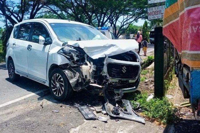 Suzuki Ertiga Dreza terkoyak diparut truk banting setir ulah Toyota Avanza di jalan raya Pangandaran-Cijulang, dusun Kedungrejo, Wonoharjo, Pangandaran, Jawa Barat (4/3/2021). Foto: Otomotifnet.com