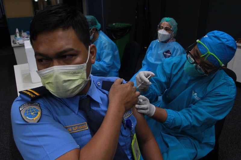Vaksinasi di Bandara Soekarno-Hatta