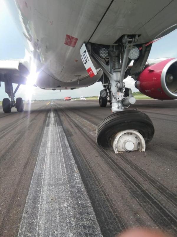 Pesawat Batik Air yang ban depannya terkendala di Bandaea Suktan Thaha, Jambi, Sabtu (6/3/2021).