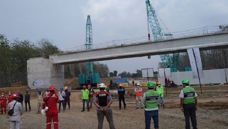 Para pekerja saat melakukan pembangunan ruas tol Kualatanjung-Tebingtinggi-Parapat. Foto: Inews.id