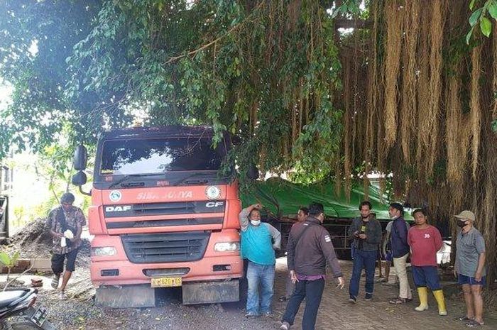 Truk trailer yang disesatkan masuk jalan sempit perkampungan Gisikdrono, Semarang Barat, Kota Semarang, Jawa Tengah (TribunJateng.com/Iwan Arifianto)