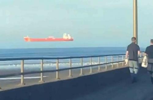 Fenomena kapal tanker `melayang` di atas laut (Foto: Mirror)