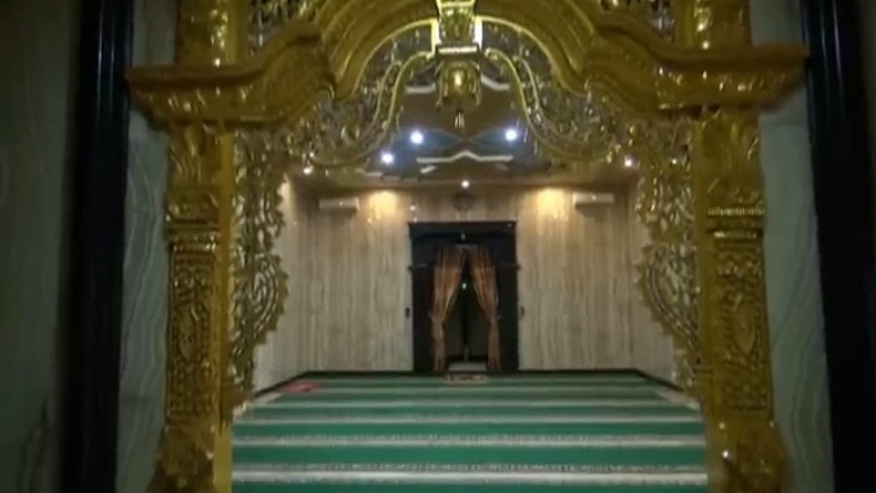 Pintu masuk musalah milik H Sugandi Natanegara dilapisi emas. (Foto: iNews/Yudy Heryawan Juanda)