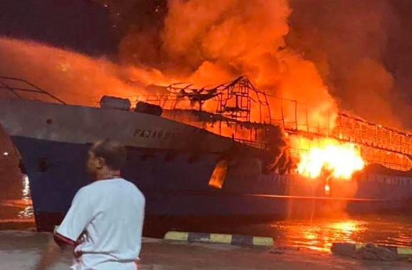 KM Fajar yang baru selesai menurunkan penumpang ludes terbakar di Dermaga Pelabuhan Rakyat, Kota Sorong, Papua Barat, Minggu (7/3/2021). (Foto: MNC Portal) 