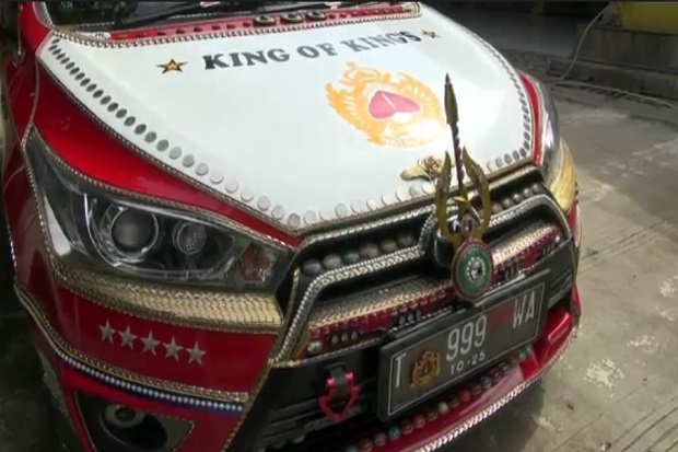 Sebuah video dihiasi penuh dengan emas dan berlian viral di media sosial. Ternyata pemilik mobil tersebut merupakan warga Subang, Jawa Barat. Foto iNews TV/Yudy HJ