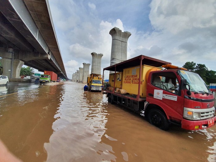 Foto ilustrasi: Genangan air di KM 19 Tol Jakarta-Cikampek. (dok.istimewa/Jasa Marga)