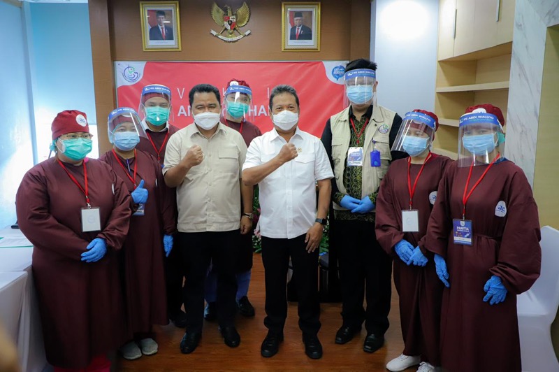 Menteri KKP, Sakti Wahyu Trenggono bersama jajarannya menjalani vaksin Covid-19 Gedung Mina Bahari III Kantor KKP, Jakarta, Senin (8/3/2021). Foto: KKP