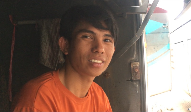 Edo (31) pemuda asal Palembang, Sumatera Selatan, yang sudah belasan tahun menjadi pengemudi bus AKAP. Foto: BeritaTrans.com.