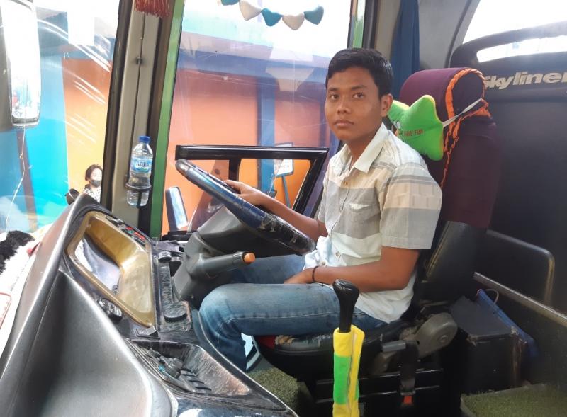 Poso alias Afrizal (21 tahun) sopir bus ALS jurusan Jakarta-Medan.