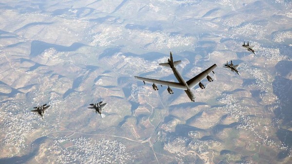 Jet tempur F-15 saat mengawal pesawat pengebom B-52 milik AS dalam unjuk kekuatan ke Iran (Israel Defense Forces via The Times of Israel)