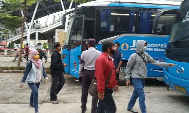 Penumpang Bus gratis BPTJ di Stasiun Cikarang (foto:BeritaTrans.com/ahmad) 