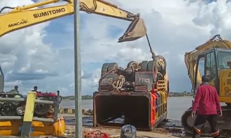 Puluhan kendaraan dikeluarkan dari lambung KM Bili yang kandas di Pelabuhan Perigi Piyai, Sambas, Kalbar, Minggu (7/3/2021). (Foto: iNews/Uun Yuniar)