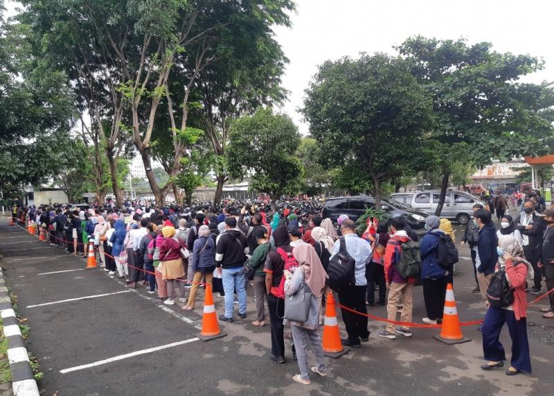 Calon pengguna KRL mengantre di Stasiun Bekasi pada Senin (8/3/2021).