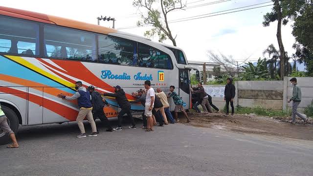 Bus Rosalia Indah yang mati mesin di Jalan Soekarno Hatta bypass mengakibatkan Kemacetan panjang, Senin (8/3/2021). Foto: Lampung Geh/Kumparan.com.