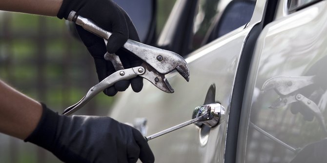 Pencurian dengan cara merusak kunci mobil.
