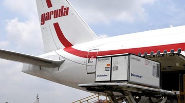 Foto: Kedatangan Vaksin Covid-19 tahap keempat di Bandara Soekarno-Hatta, Tangerang, Banten, Selasa (2/3/2021). (Dok: Rusman - Biro Pers Sekretariat Presiden)