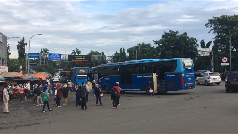 Bus berbaris menunggu penumpang di tengah keramaian kendaraan yang memasuki Gerbang Tol Bekasi Timur, Senin (8/3/2021). Foto: BeritaTrans.com