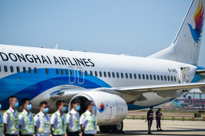 Kru Donghai Airlines terlibat baku pukul, hingga lengan pramugara patah, sedangkan gigi pilot copot.