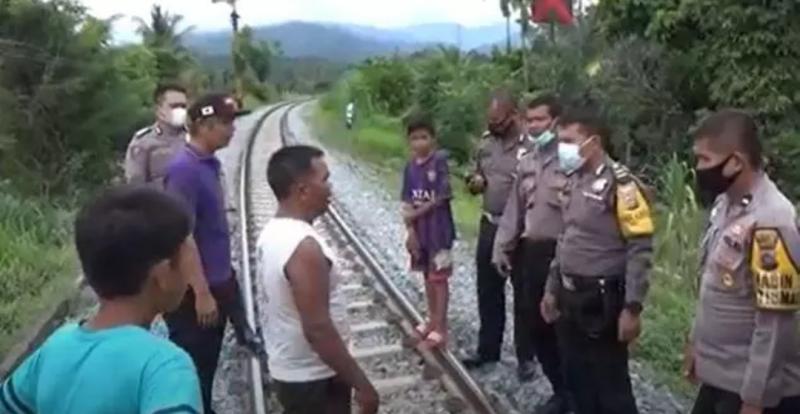 Petugas Polresta Padang sedang olah TKP kasus bocah ditabrak kereta api batu bara, Senin (8/3/2021). (Foto: iNews/Budi Sunandar)