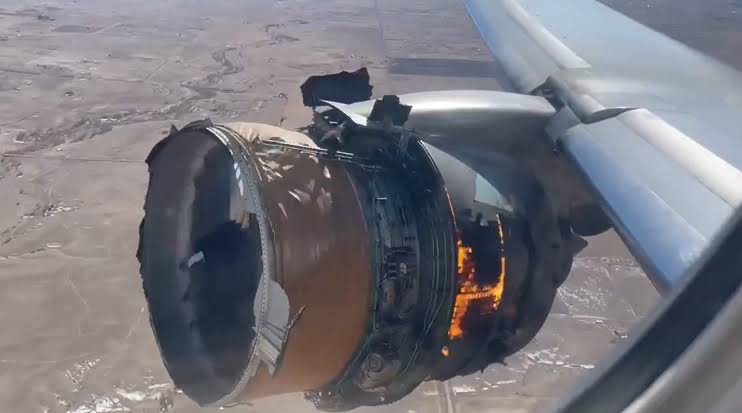 Mesin pesawat Boeing 777 United Airlines terbakar dalam penerbangan. 