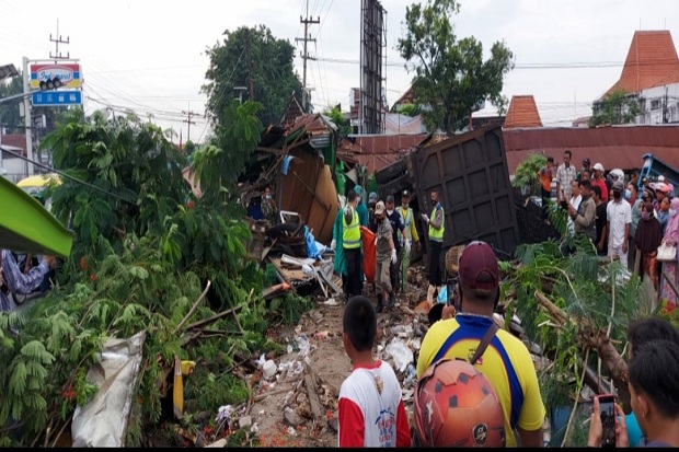 Dumptruk bermuatan batubara menghantam tiga warung di Jalan Raya Bungah, Gresik, Rabu (10/3/2021). Akibatnya, seorang penjaga warung tewas. Foto: Sindonews.com