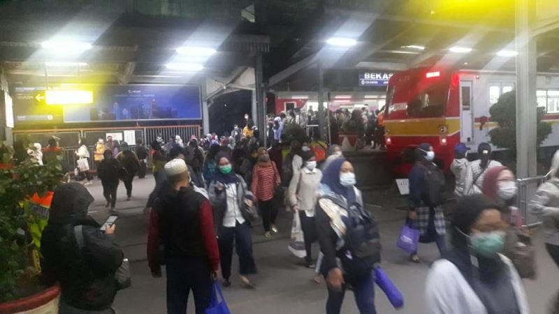 Perjalanan penumpang KRL terhenti sampai Stasiun Bekasi dan tak dapat dilanjutkan ke arah Cikarang akibat kebakaran permukiman di samping rel Bulak Kapal. Foto: BeritaTrans.com dan Aksi.id/bagas