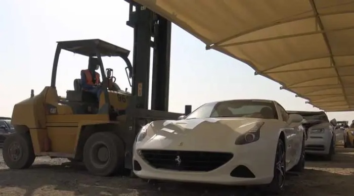 Kondisi Ferrari yang masih bagus di Scrap Yard Dubai (Supercar Blondie)