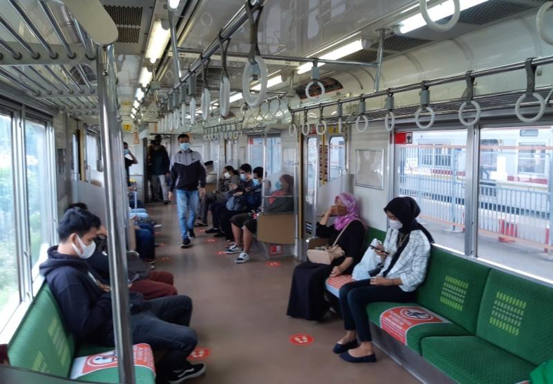 Suasana rangkaian KRL dari arah Stasiun Cikarang menuju JakartaKota.
