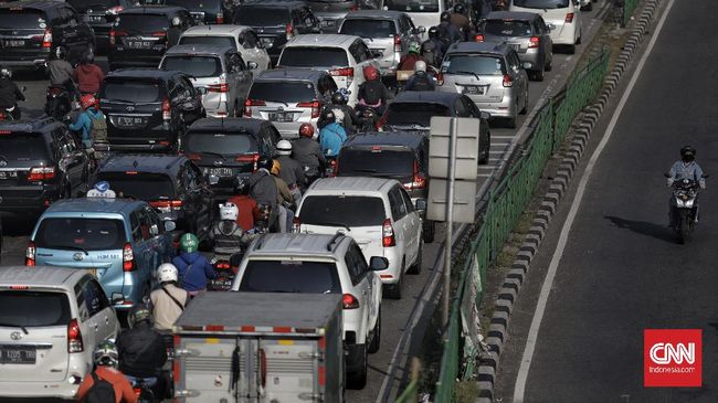 Mobil usia 10 tahun di jalanan Jakarta.