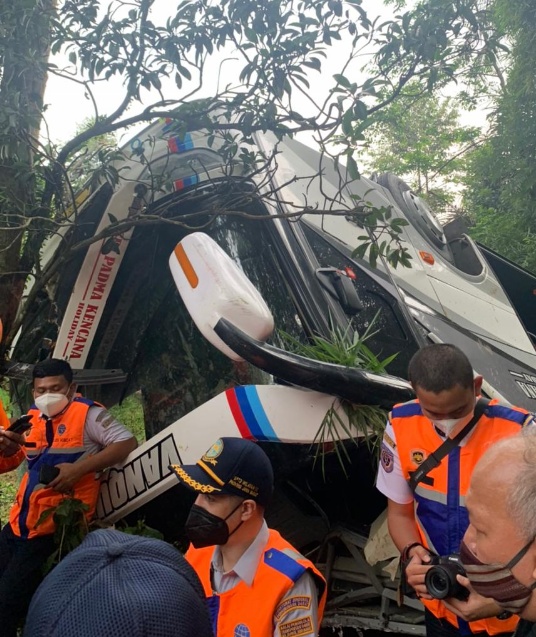Bus pariwisata terguling di Sumedang