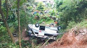 Bus yang jatuh ke jurang di Kecamatan Wado, di Sumedang, Jawa Barat.