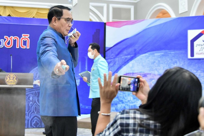 Perdana Menteri Prayuth Chan-ocha menyemprot wartawan dengan `hand sanitiser` karena ditanya soal siapa yang akan mengisi posisi kosong di kabinetnya.(Reuters)