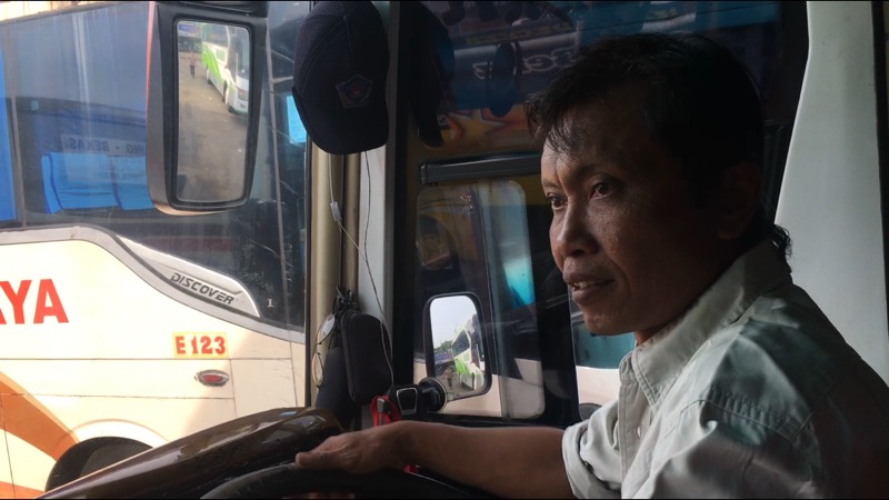 Sunaryo (45) 18 tahun berprofesi pengemudi bus AKAP di PO Putri Candi, Rabu (10/3/2021). Foto: BeritaTrans.com