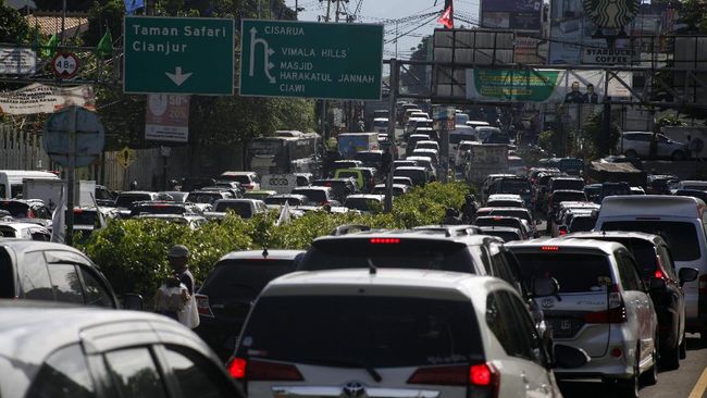 Kendaraan memadati ruas jalan jalur Puncak, Gadog, Kabupaten Bogor, Jawa Barat.