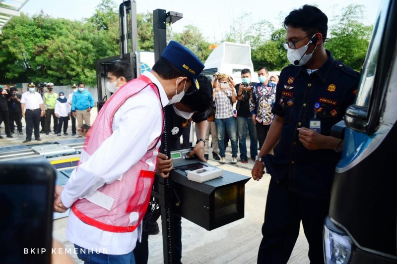 Menhub cek hasil jembatan timbang